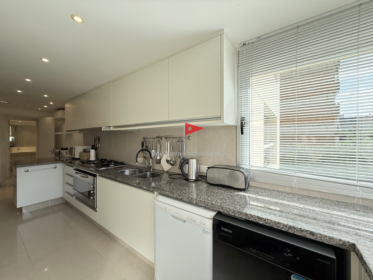 Apartamento ID.158 - Venta de apartamento de 3 dormitorios sobre primera fila de Playa Brava, Punta del Este