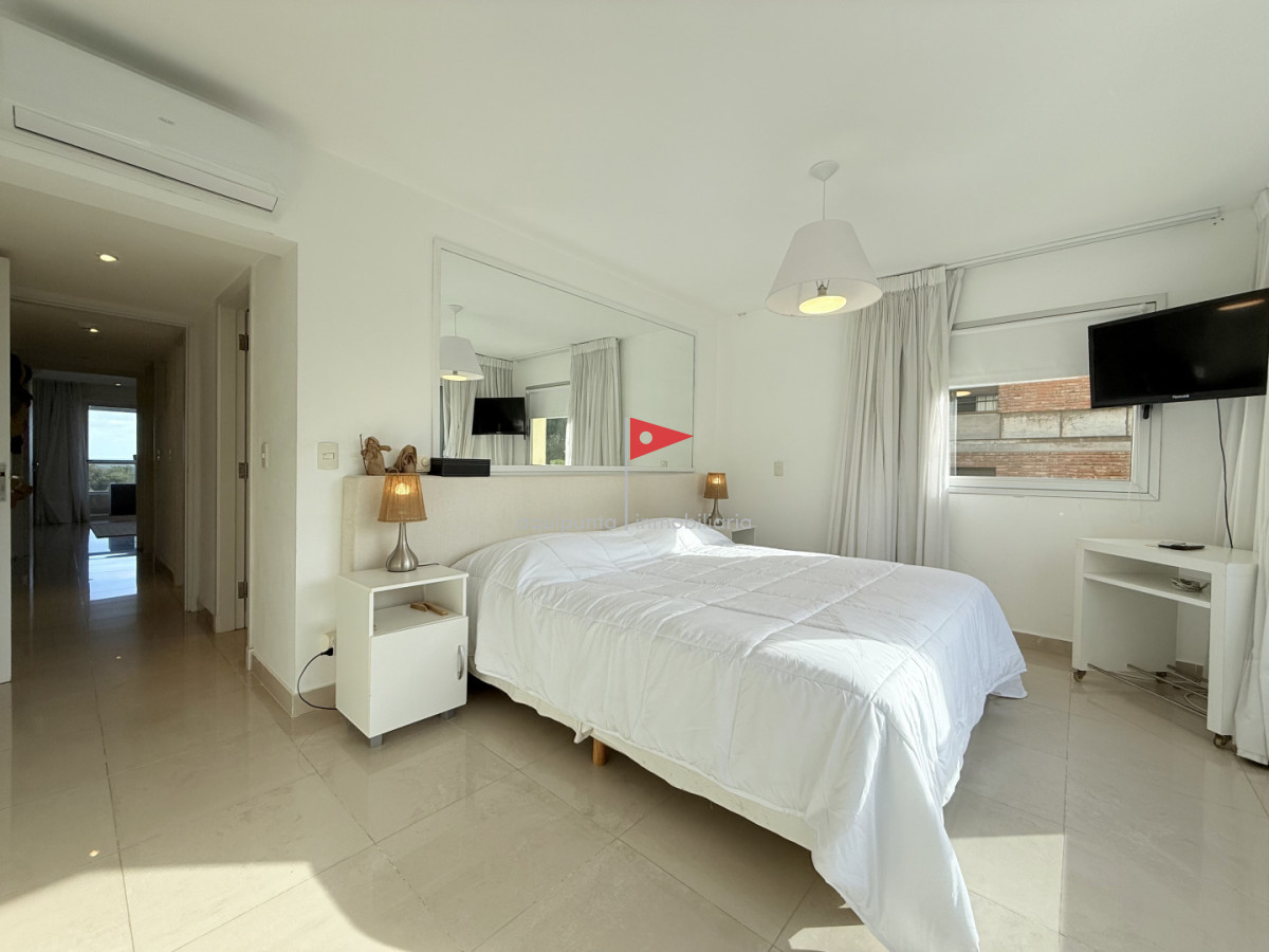 Apartamento ID.158 - Venta de apartamento de 3 dormitorios sobre primera fila de Playa Brava, Punta del Este