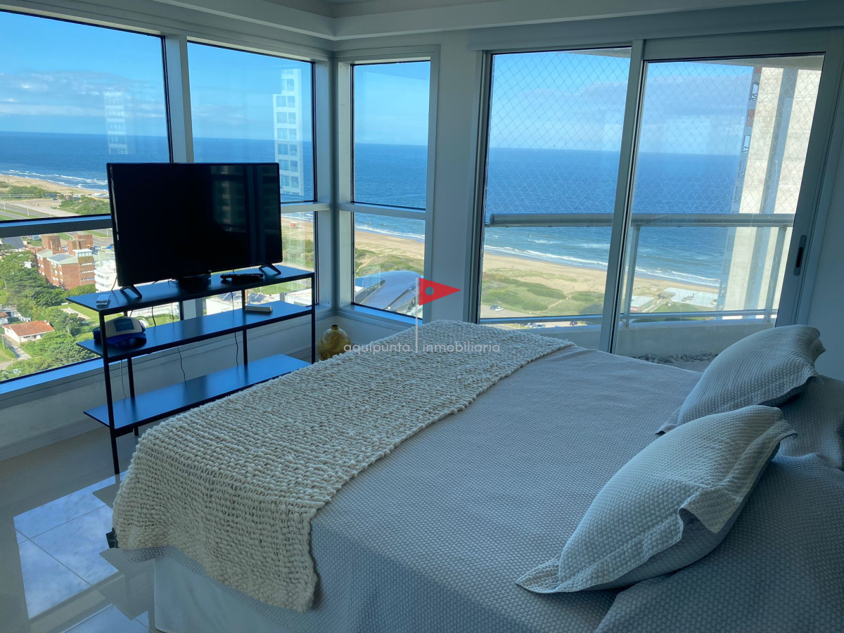 Apartamento ID.164 - Venta de gran apartamento de 3 dormitorios con parrillero propio en Playa Brava, Punta del Este