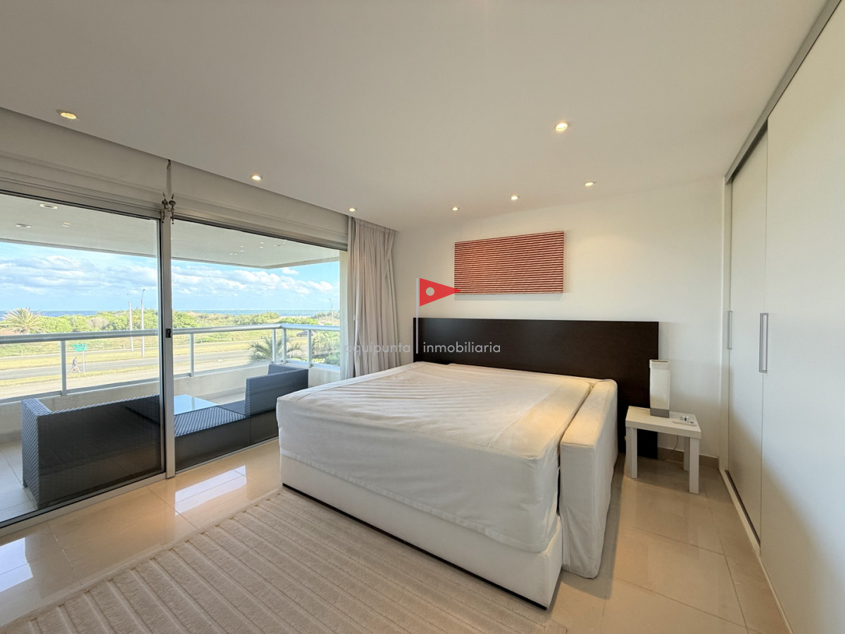 Apartamento ID.158 - Venta de apartamento de 3 dormitorios sobre primera fila de Playa Brava, Punta del Este