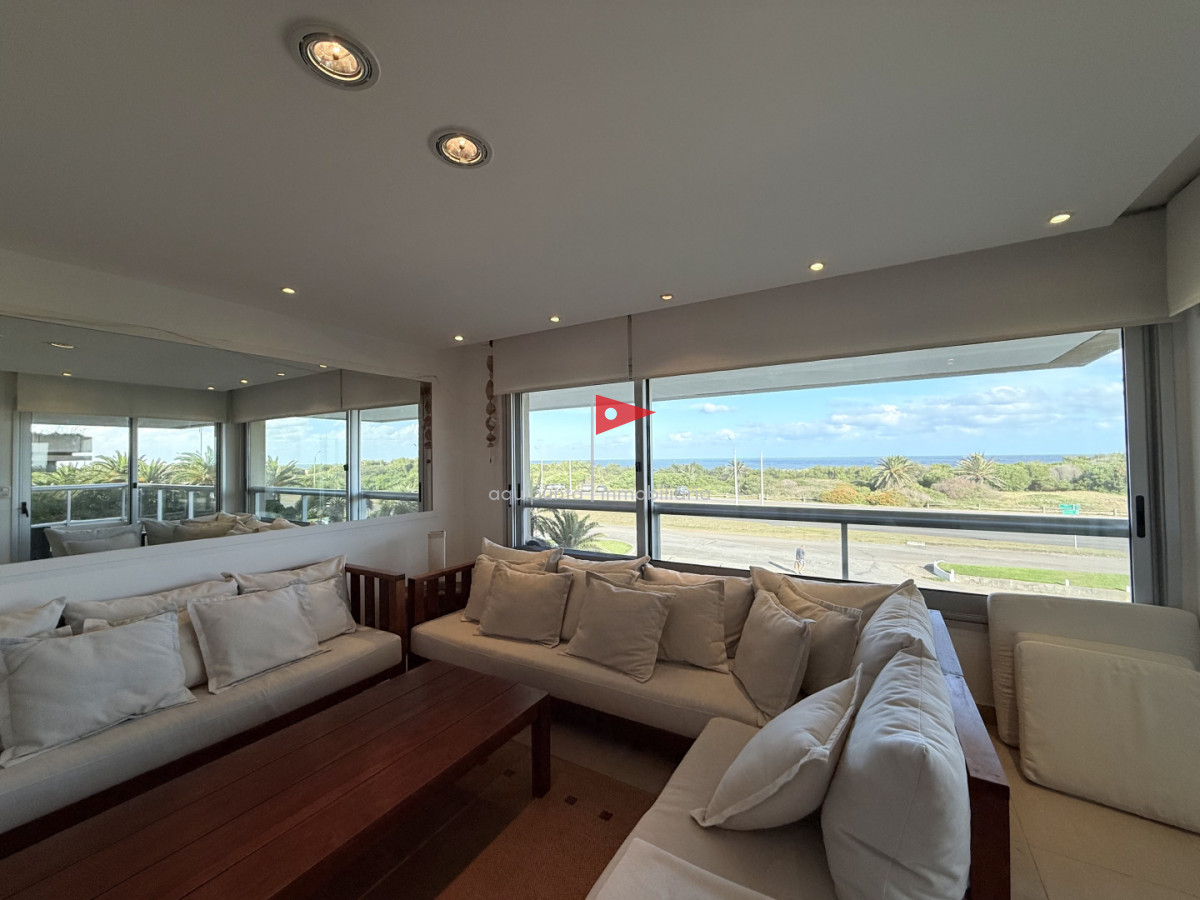 Apartamento ID.158 - Venta de apartamento de 3 dormitorios sobre primera fila de Playa Brava, Punta del Este