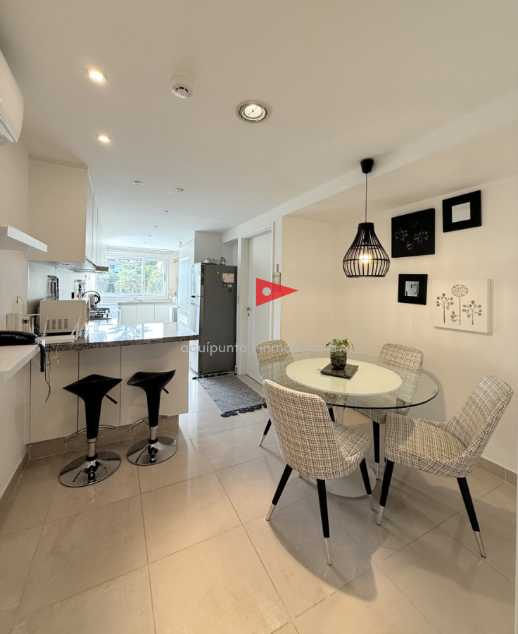 Apartamento ID.158 - Venta de apartamento de 3 dormitorios sobre primera fila de Playa Brava, Punta del Este