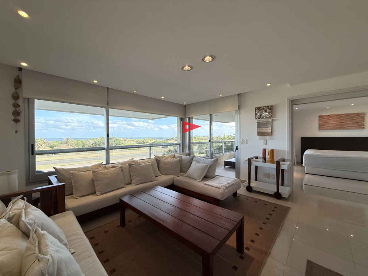 Apartamento ID.158 - Venta de apartamento de 3 dormitorios sobre primera fila de Playa Brava, Punta del Este