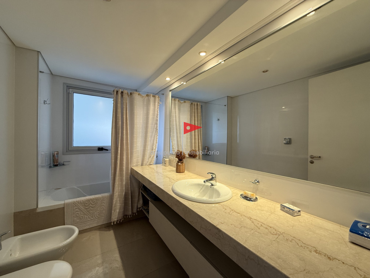 Apartamento ID.158 - Venta de apartamento de 3 dormitorios sobre primera fila de Playa Brava, Punta del Este