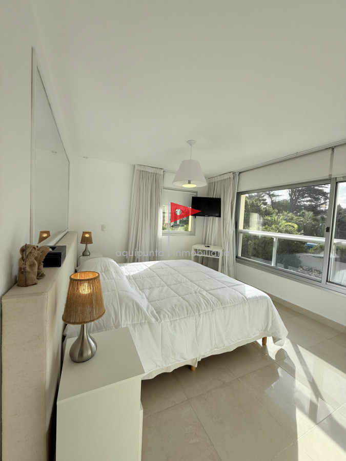 Apartamento ID.158 - Venta de apartamento de 3 dormitorios sobre primera fila de Playa Brava, Punta del Este