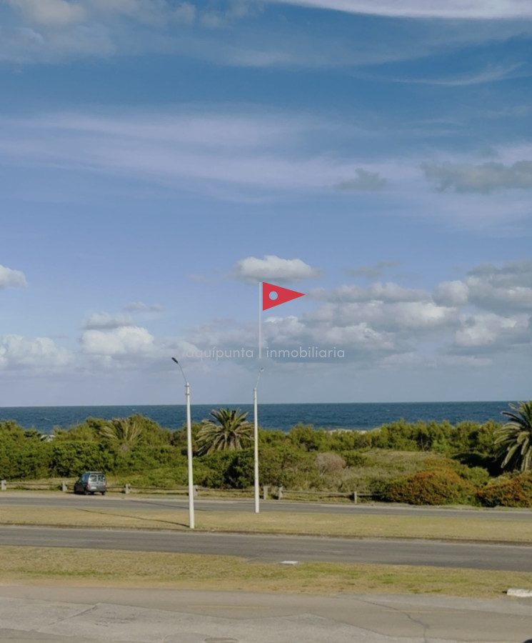 Apartamento ID.158 - Venta de apartamento de 3 dormitorios sobre primera fila de Playa Brava, Punta del Este