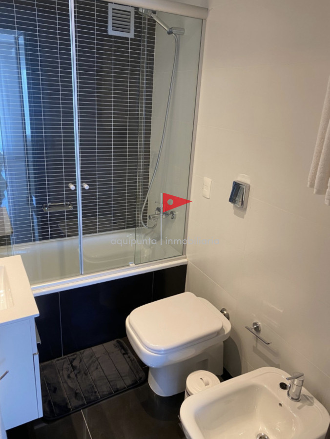 Apartamento ID.167 - Alquiler temporal de apartamento piso alto de 2 dormitorios más servicio en playa brava 