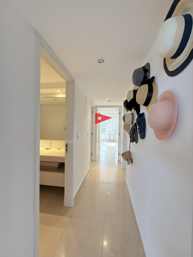 Apartamento ID.158 - Venta de apartamento de 3 dormitorios sobre primera fila de Playa Brava, Punta del Este