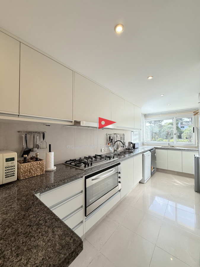 Apartamento ID.158 - Venta de apartamento de 3 dormitorios sobre primera fila de Playa Brava, Punta del Este