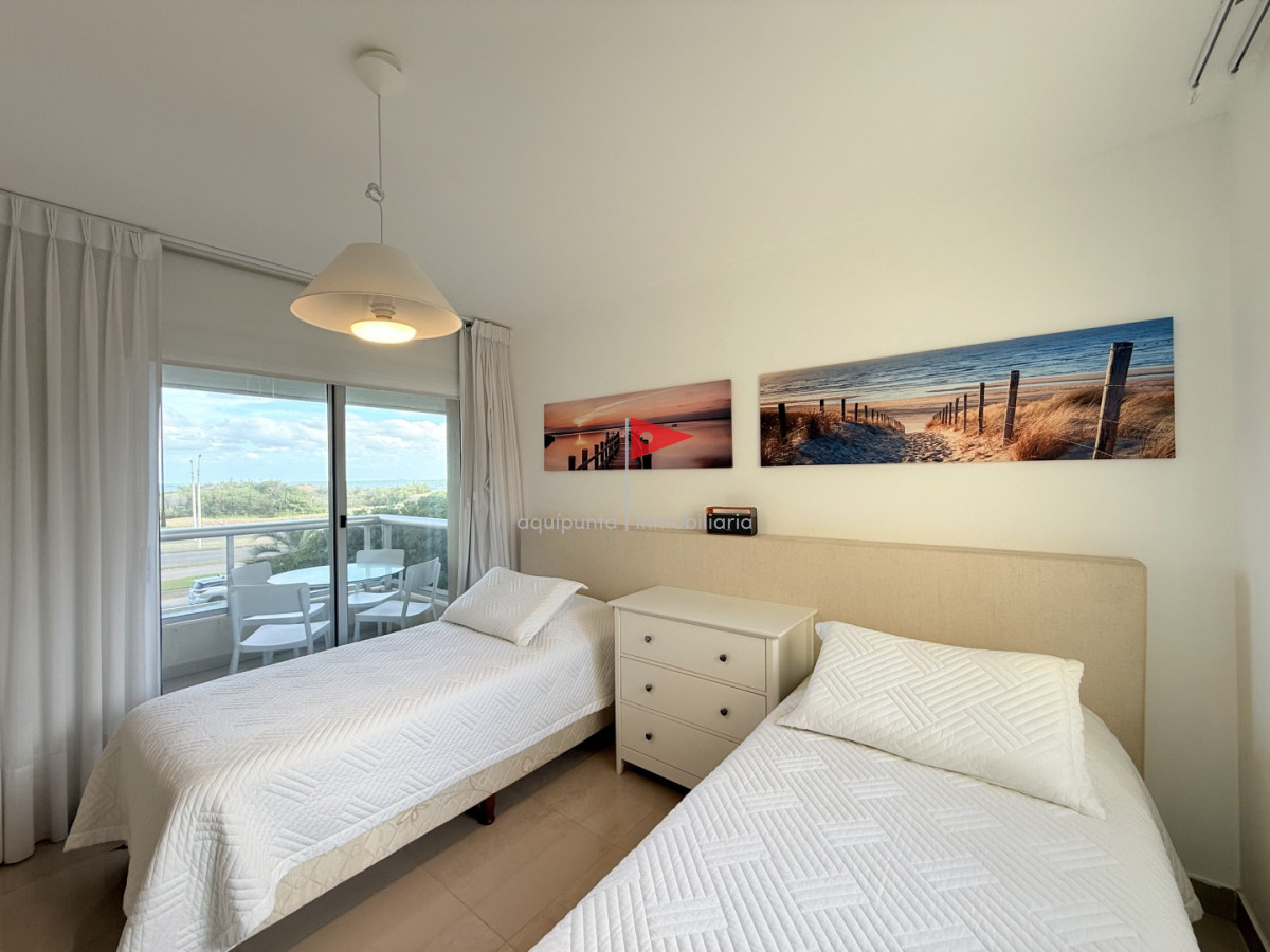 Apartamento ID.158 - Venta de apartamento de 3 dormitorios sobre primera fila de Playa Brava, Punta del Este