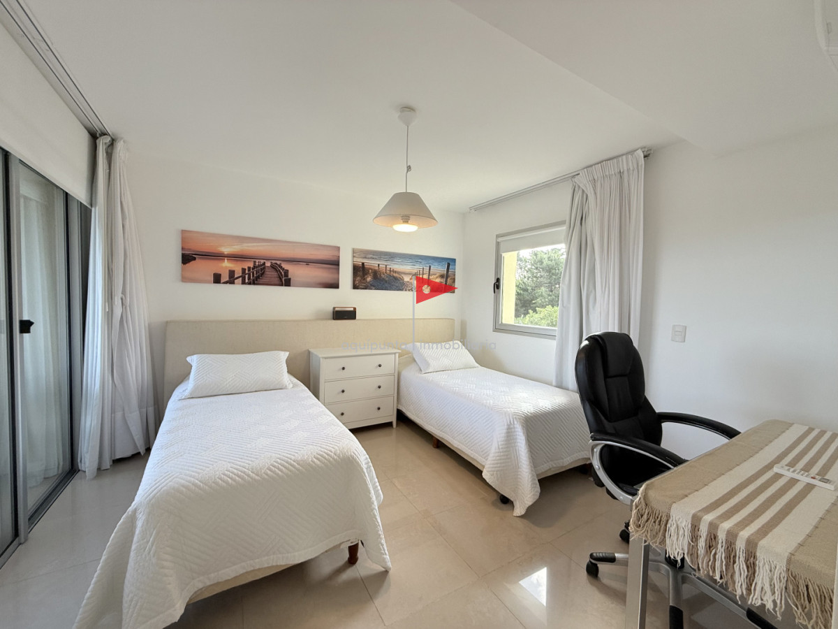 Apartamento ID.158 - Venta de apartamento de 3 dormitorios sobre primera fila de Playa Brava, Punta del Este