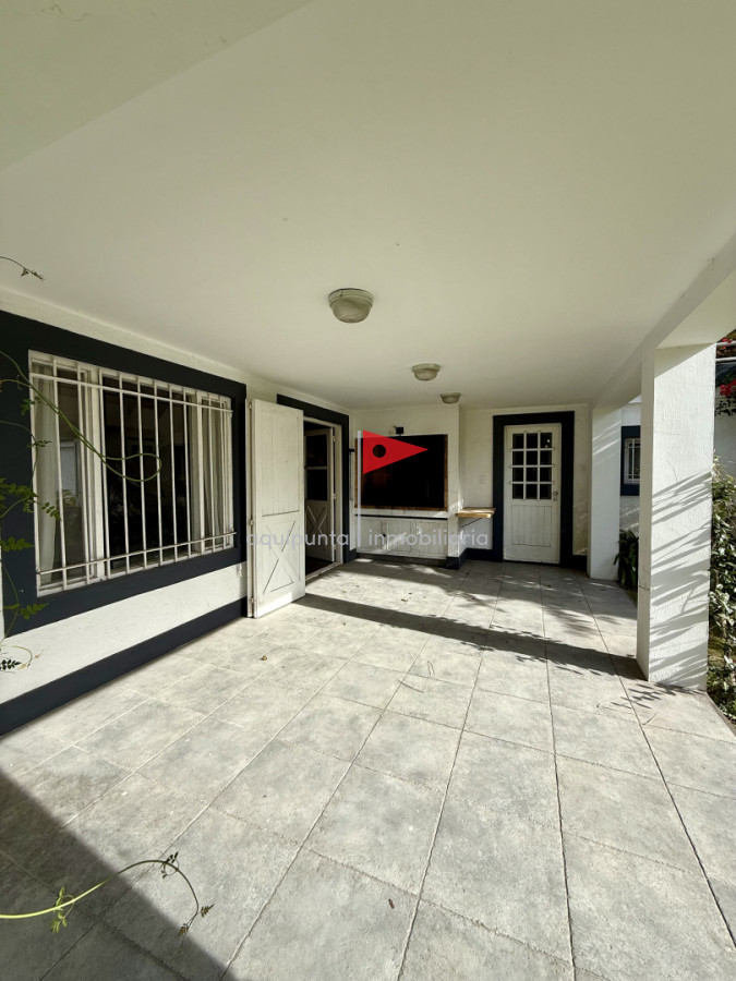 Casa ID.266 - Vendo Casa de 3 Dormitorios más Dependencia y Piscina, en Aidy Grill Punta del Este, Ubicada a pasos del Mar