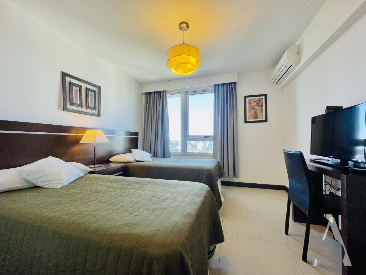 Apartamento ID.68 - Apartamento con Vista al Mar de 2 Dormitorios a Una Cuadra de la Playa, Punta del Este