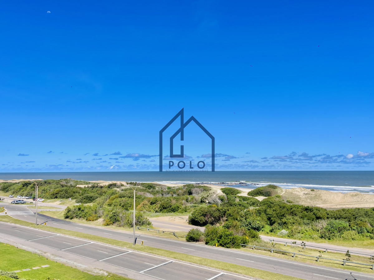 Apartamento ID.151 - Venta Penthouse de 3 Dormitorios en Primera Línea del Mar, Playa Brava Punta del Este