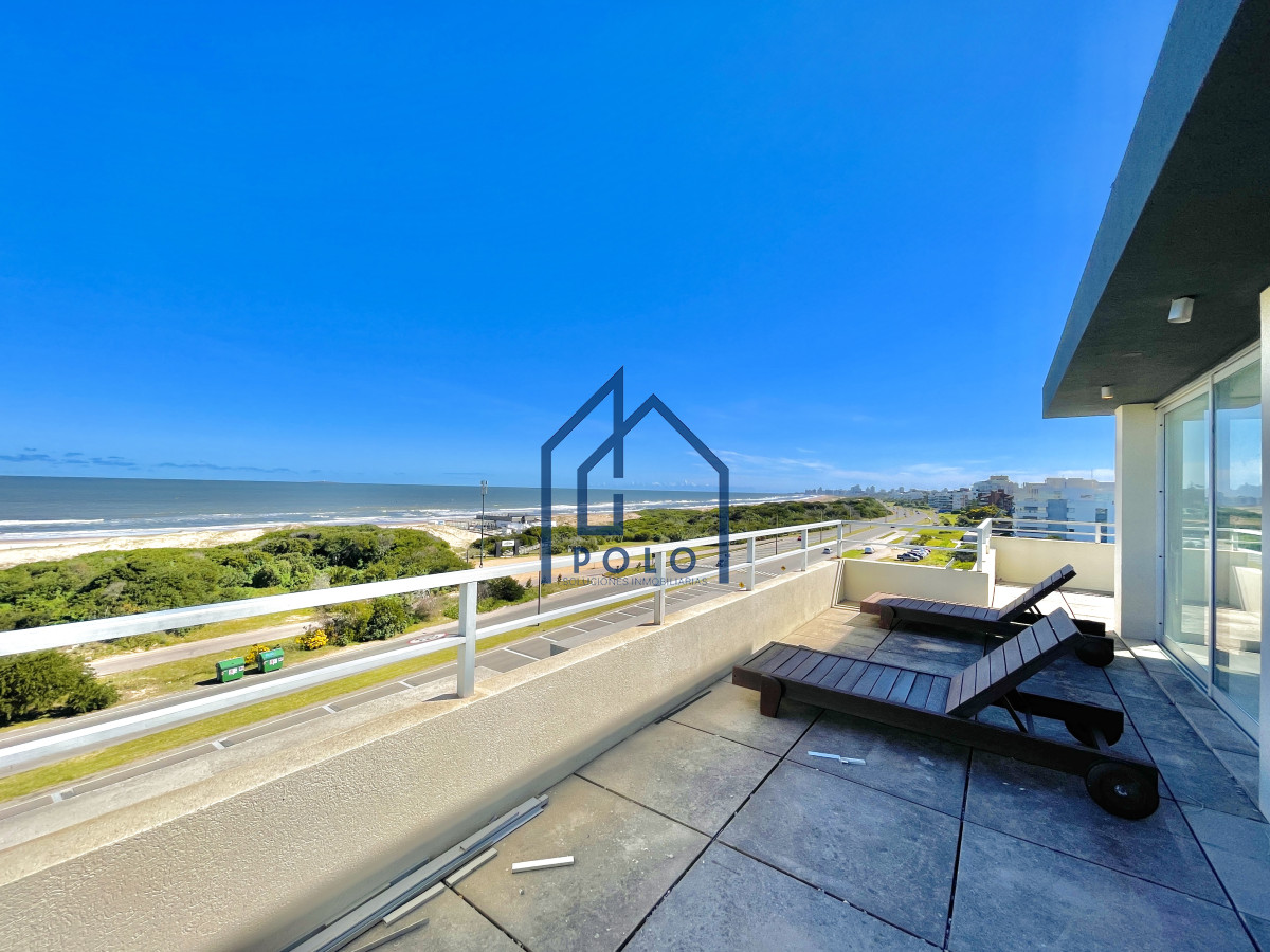 Apartamento ID.151 - Venta Penthouse de 3 Dormitorios en Primera Línea del Mar, Playa Brava Punta del Este