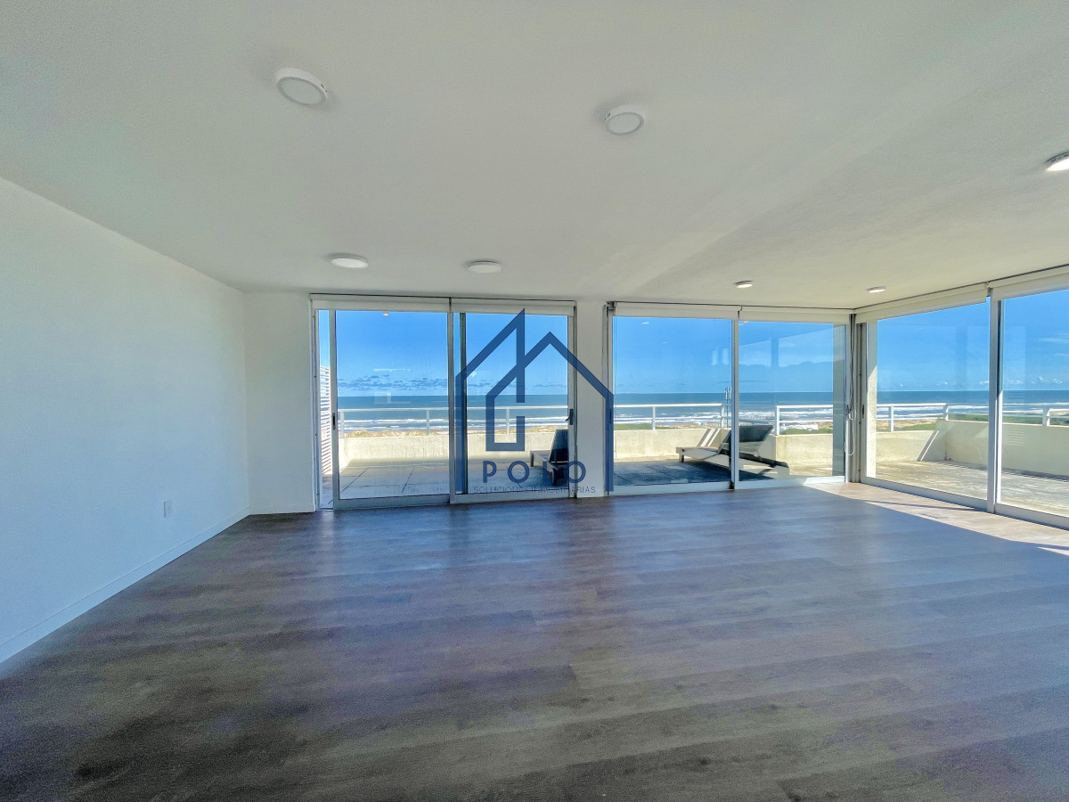 Apartamento ID.151 - Venta Penthouse de 3 Dormitorios en Primera Línea del Mar, Playa Brava Punta del Este