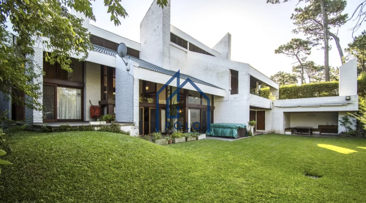 Casa ID.153 - Venta Excelente Casa de 4 Dormitorios en Playa Mansa, Ideal para vivir todo el año