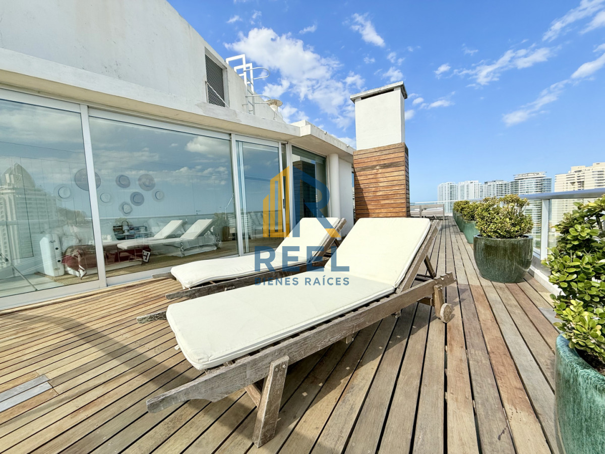 Apartamento ID.309 - Apartamento Penthouse finamente decorado de 3 dormitorios con parrillero propio en venta, Roosevelt Brava, Punta del Este