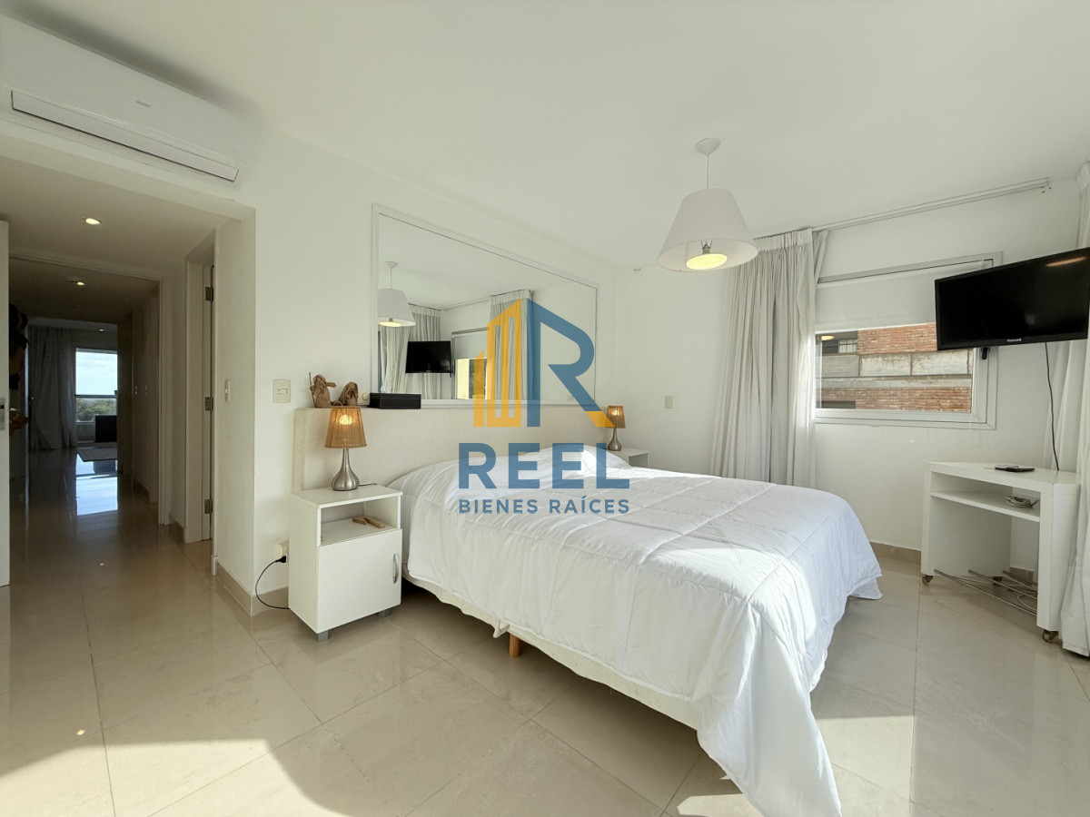 Apartamento ID.332 - Venta de apartamento de 3 dormitorios sobre primera fila de Playa Brava, Punta del Este