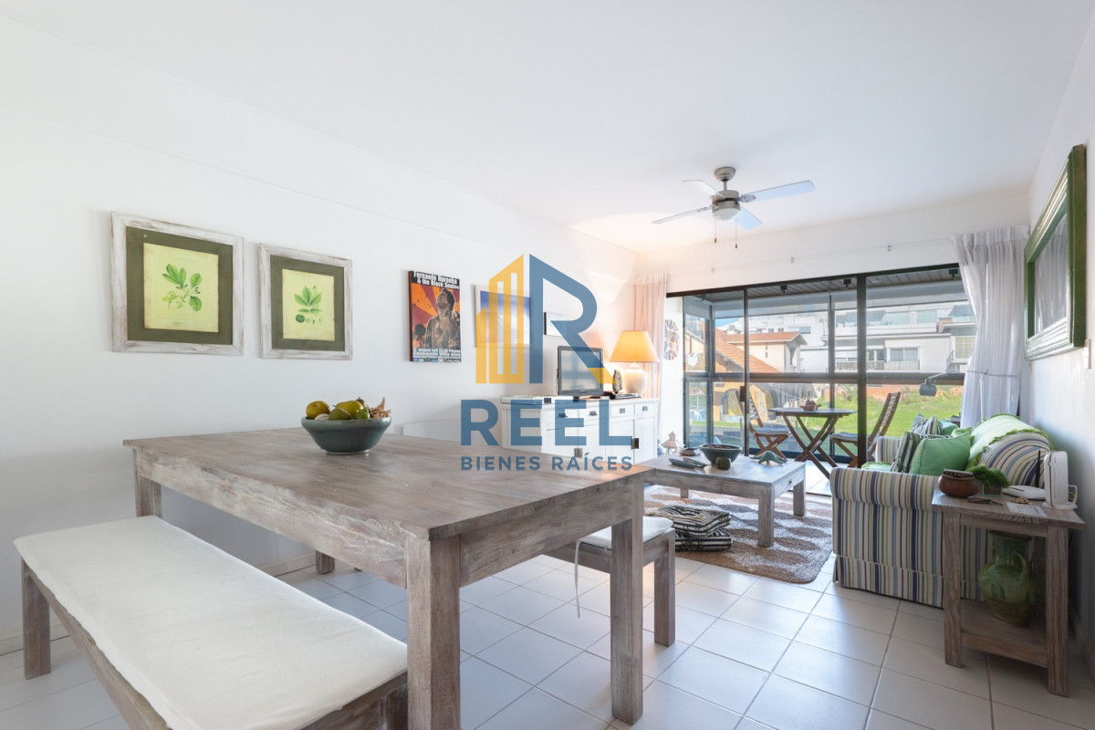 Apartamento ID.225 - Apartamento de 2 Dormitorios frente al Mar, en Venta, Península de Punta del Este