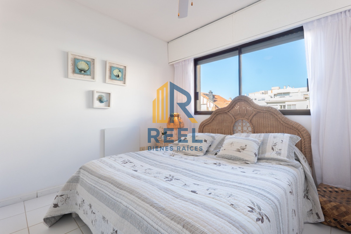 Apartamento ID.225 - Apartamento de 2 Dormitorios frente al Mar, en Venta, Península de Punta del Este