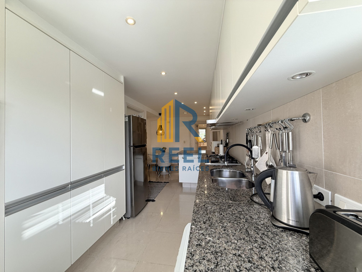 Apartamento ID.332 - Venta de apartamento de 3 dormitorios sobre primera fila de Playa Brava, Punta del Este