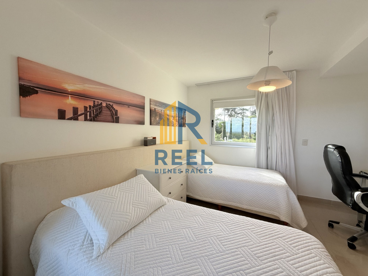 Apartamento ID.332 - Venta de apartamento de 3 dormitorios sobre primera fila de Playa Brava, Punta del Este