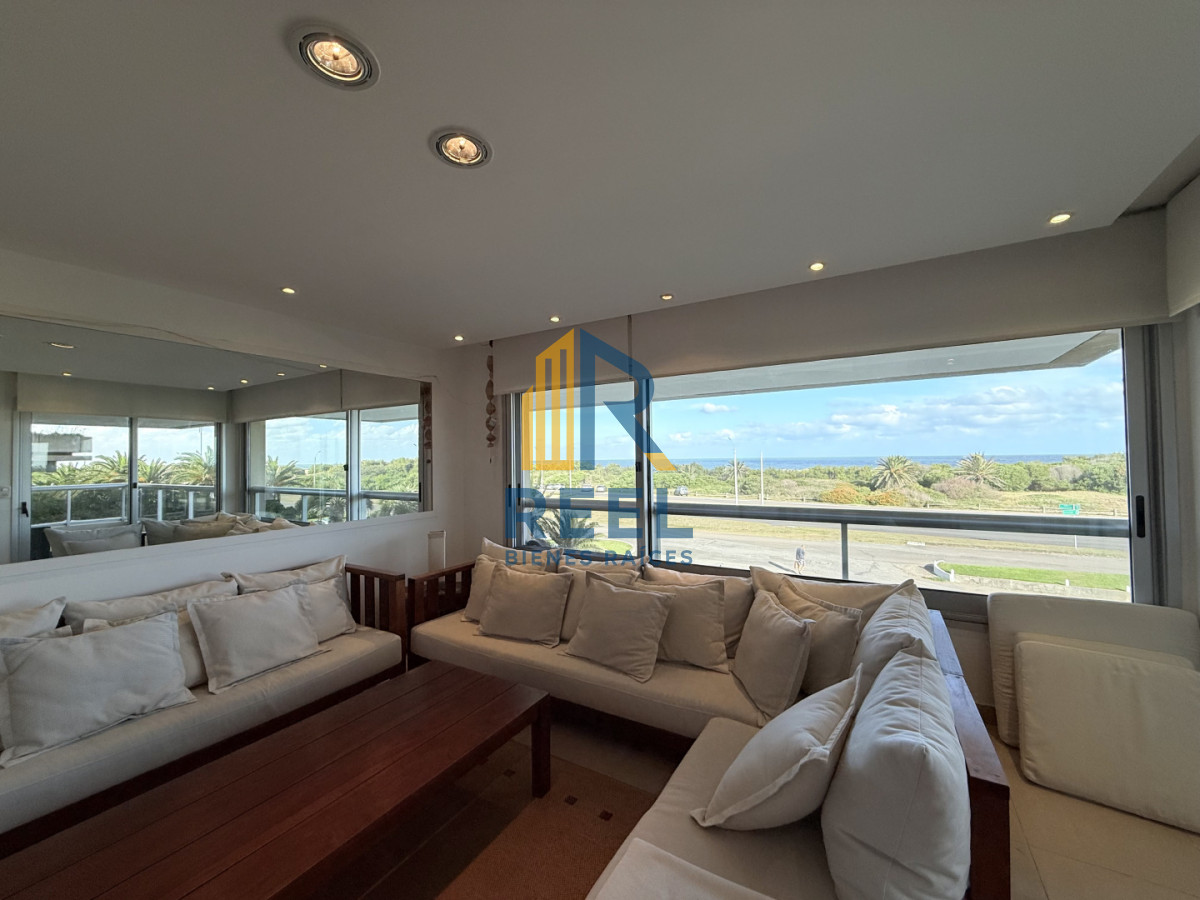 Apartamento ID.332 - Venta de apartamento de 3 dormitorios sobre primera fila de Playa Brava, Punta del Este