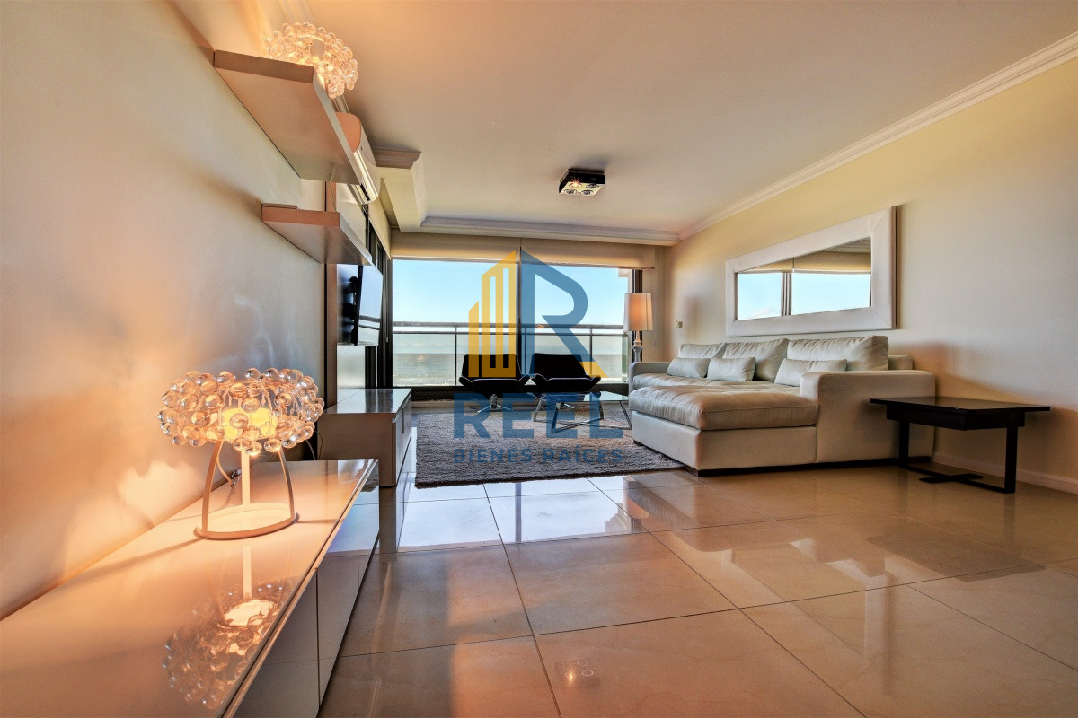 Apartamento ID.79 - Apartamento de 3 Dormitorios en Imperiale, Frente al Mar  - Oportunidad en Venta