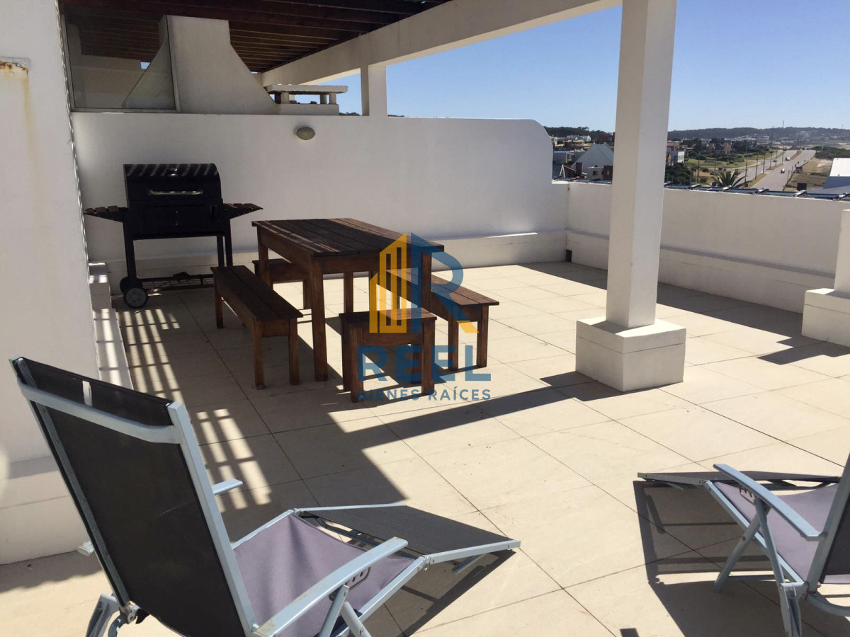 Apartamento ID.81 - Venta y alquiler temporario de apartamento penthouse de tres dormitorios en playa Montoya