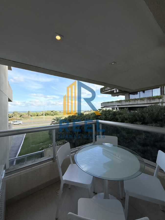 Apartamento ID.332 - Venta de apartamento de 3 dormitorios sobre primera fila de Playa Brava, Punta del Este