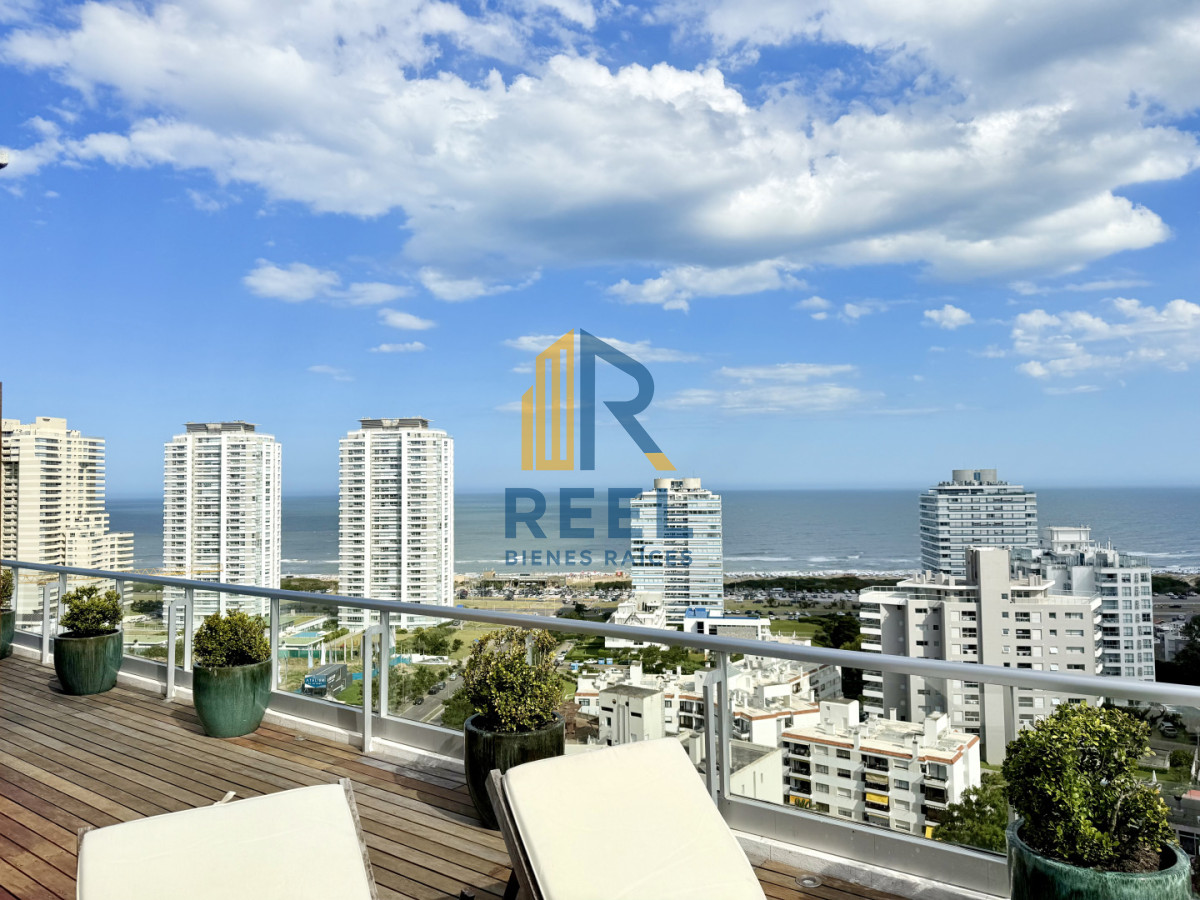 Apartamento ID.309 - Apartamento Penthouse finamente decorado de 3 dormitorios con parrillero propio en venta, Roosevelt Brava, Punta del Este
