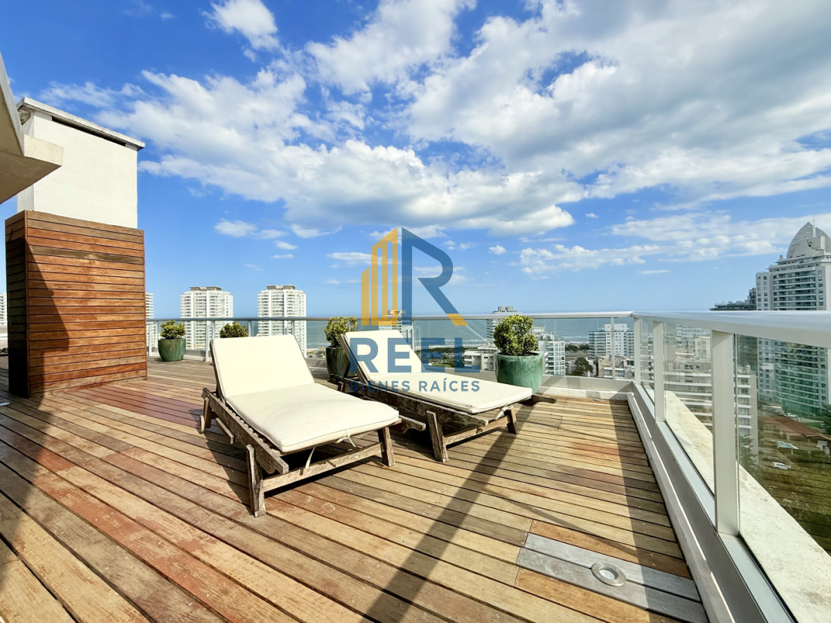 Apartamento ID.309 - Apartamento Penthouse finamente decorado de 3 dormitorios con parrillero propio en venta, Roosevelt Brava, Punta del Este