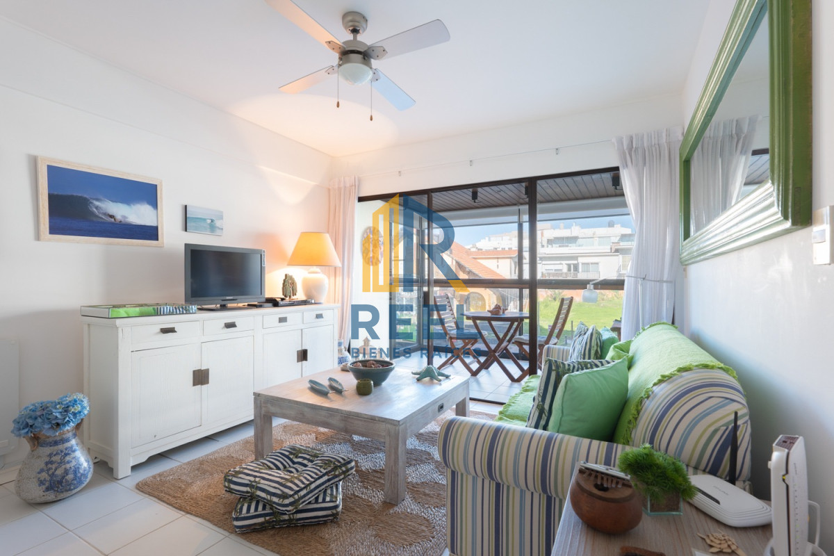 Apartamento ID.225 - Apartamento de 2 Dormitorios frente al Mar, en Venta, Península de Punta del Este