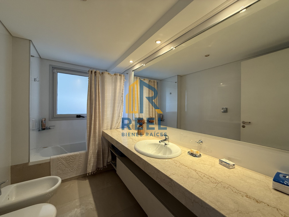 Apartamento ID.332 - Venta de apartamento de 3 dormitorios sobre primera fila de Playa Brava, Punta del Este