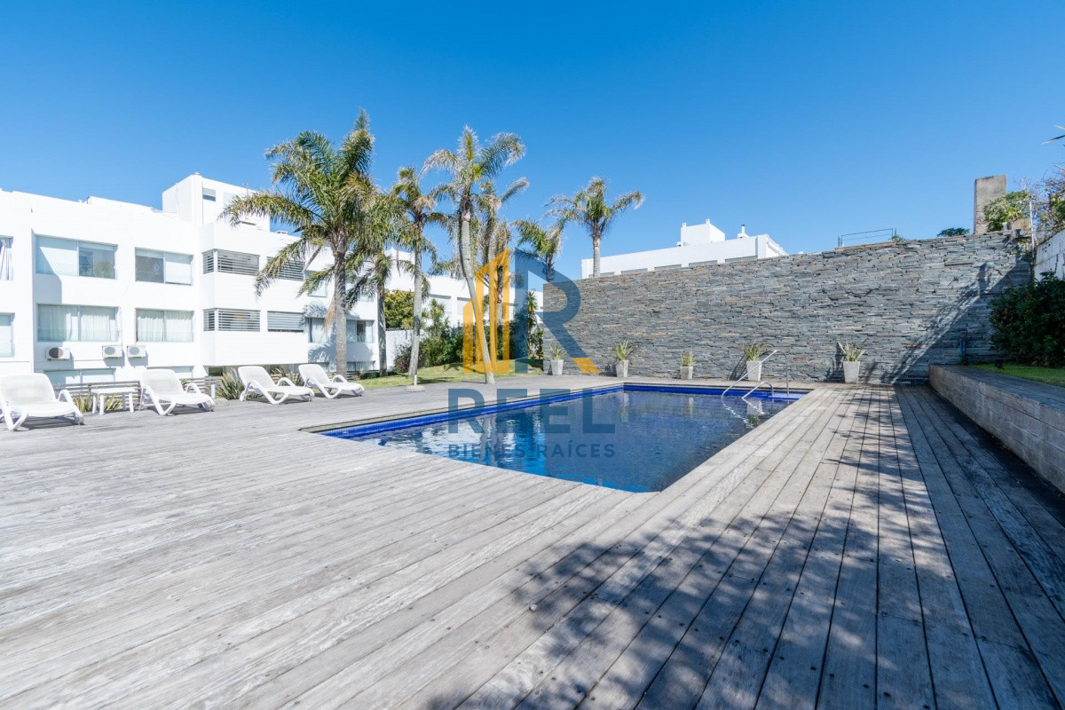 Apartamento ID.81 - Venta y alquiler temporario de apartamento penthouse de tres dormitorios en playa Montoya