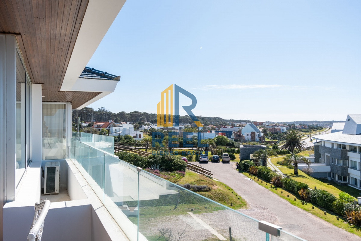Apartamento ID.81 - Venta y alquiler temporario de apartamento penthouse de tres dormitorios en playa Montoya