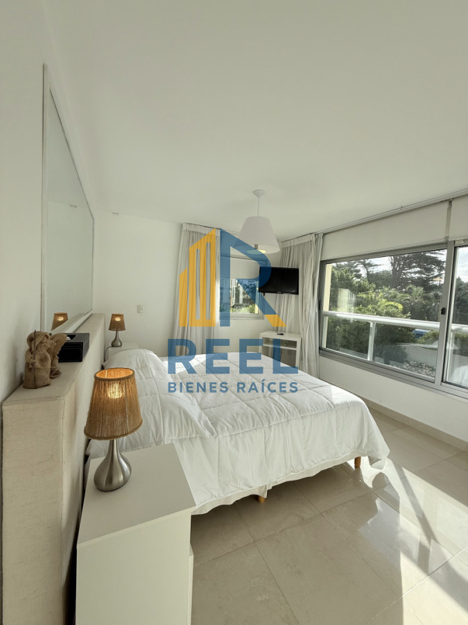 Apartamento ID.332 - Venta de apartamento de 3 dormitorios sobre primera fila de Playa Brava, Punta del Este