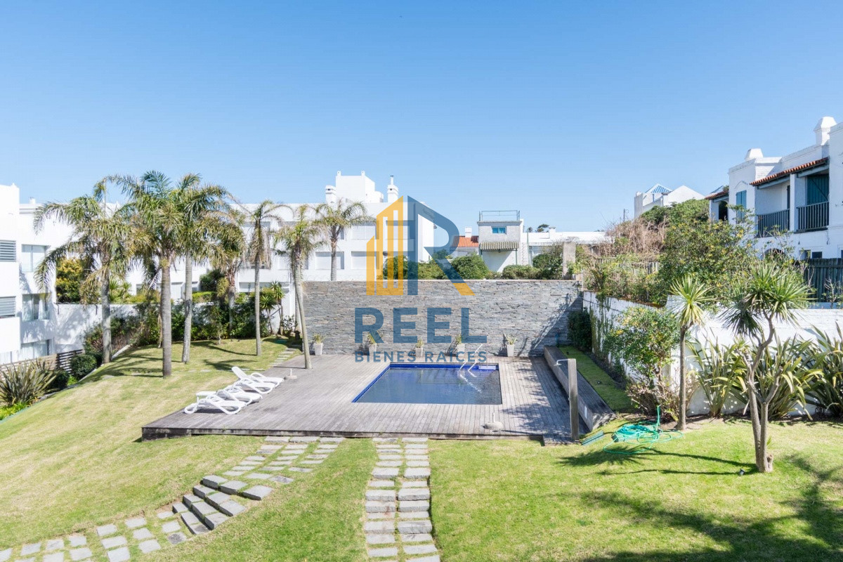 Apartamento ID.81 - Venta y alquiler temporario de apartamento penthouse de tres dormitorios en playa Montoya