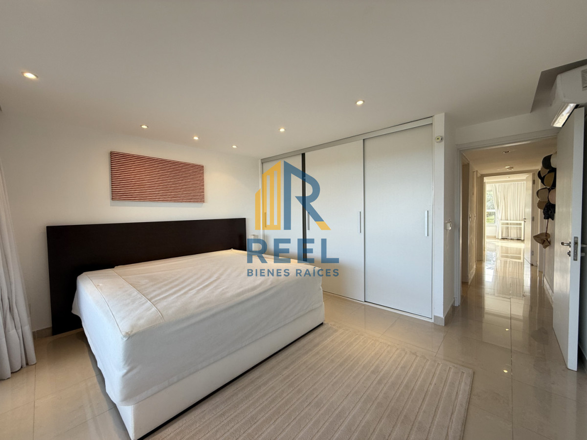Apartamento ID.332 - Venta de apartamento de 3 dormitorios sobre primera fila de Playa Brava, Punta del Este