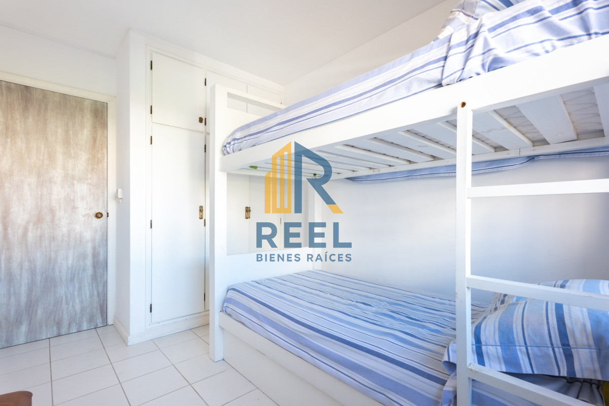 Apartamento ID.225 - Apartamento de 2 Dormitorios frente al Mar, en Venta, Península de Punta del Este