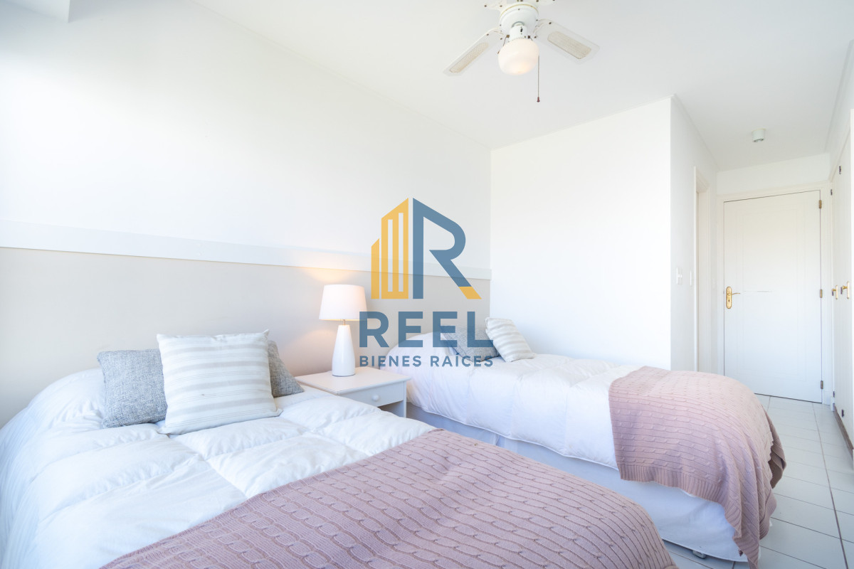 Apartamento ID.81 - Venta y alquiler temporario de apartamento penthouse de tres dormitorios en playa Montoya