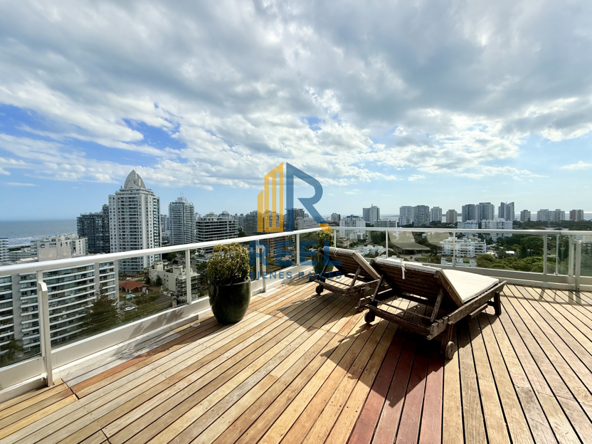 Apartamento ID.309 - Apartamento Penthouse finamente decorado de 3 dormitorios con parrillero propio en venta, Roosevelt Brava, Punta del Este