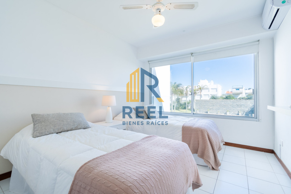 Apartamento ID.81 - Venta y alquiler temporario de apartamento penthouse de tres dormitorios en playa Montoya