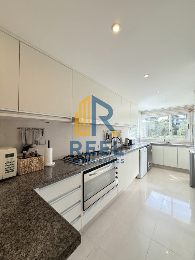 Apartamento ID.332 - Venta de apartamento de 3 dormitorios sobre primera fila de Playa Brava, Punta del Este