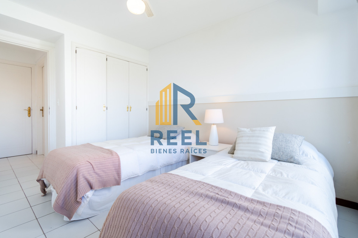 Apartamento ID.81 - Venta y alquiler temporario de apartamento penthouse de tres dormitorios en playa Montoya
