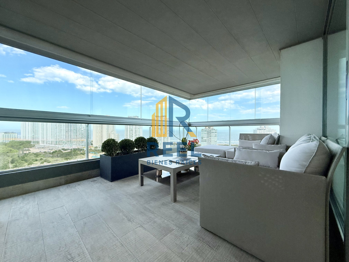 Apartamento ID.309 - Apartamento Penthouse finamente decorado de 3 dormitorios con parrillero propio en venta, Roosevelt Brava, Punta del Este