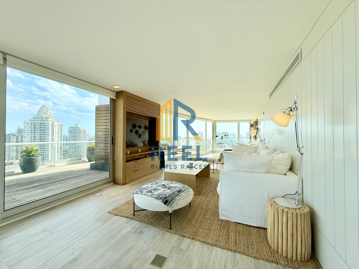 Apartamento ID.309 - Apartamento Penthouse finamente decorado de 3 dormitorios con parrillero propio en venta, Roosevelt Brava, Punta del Este