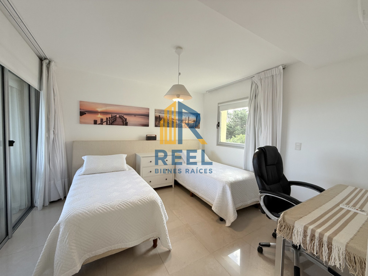 Apartamento ID.332 - Venta de apartamento de 3 dormitorios sobre primera fila de Playa Brava, Punta del Este