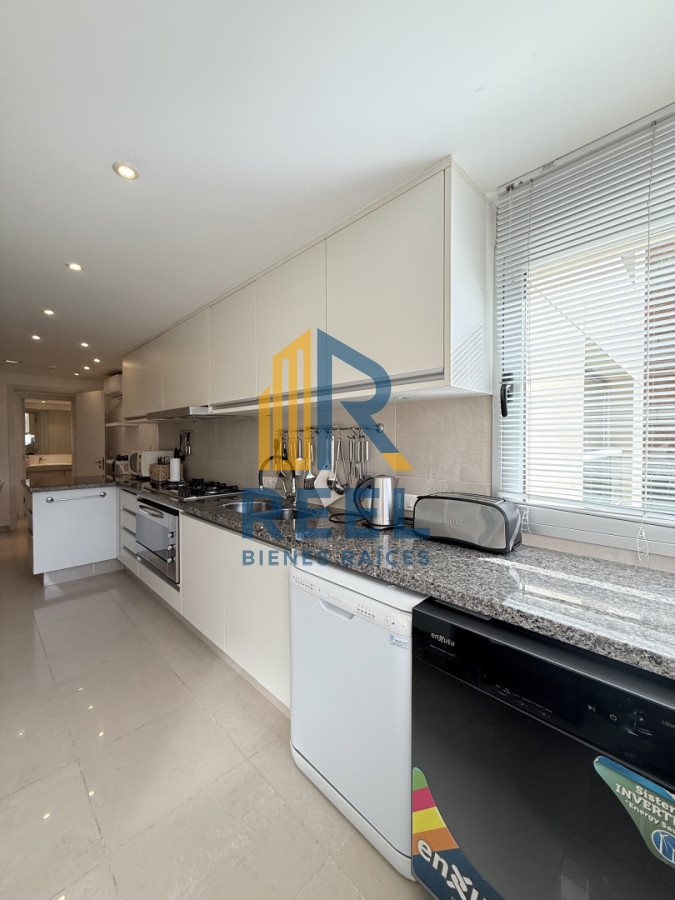 Apartamento ID.332 - Venta de apartamento de 3 dormitorios sobre primera fila de Playa Brava, Punta del Este